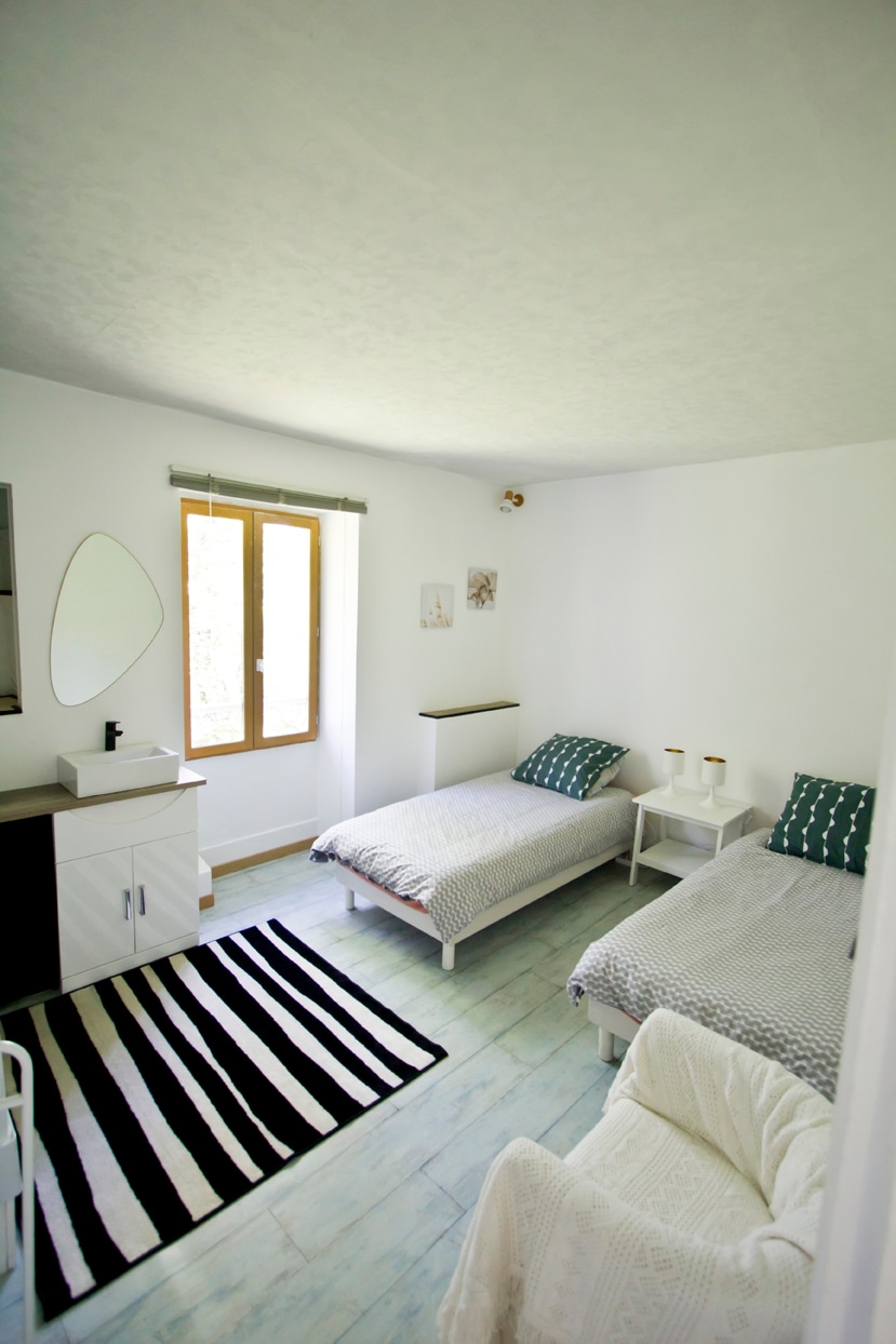 ห้องนอนชั้น 1 เตียงขนาด 90 ซม. 2 เตียง