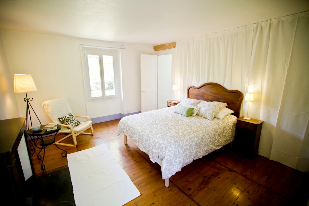 ห้องพักชั้น 1 มีเตียงขนาด 160 ซม.