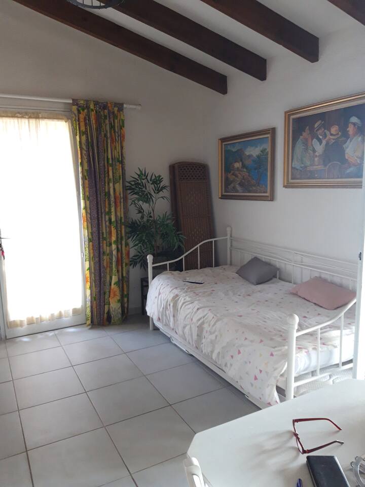 غرفة معيشة مع سرير قابل للسحب لشخصين 2 × 90 سم  يمكن وضعها جنبًا إلى جنب على الأقدام لجعلها سريرًا كبيرًا لفراش 2 في 160 سم مريح جدًا وشاشتين جديدتين للفصل مع المطبخ