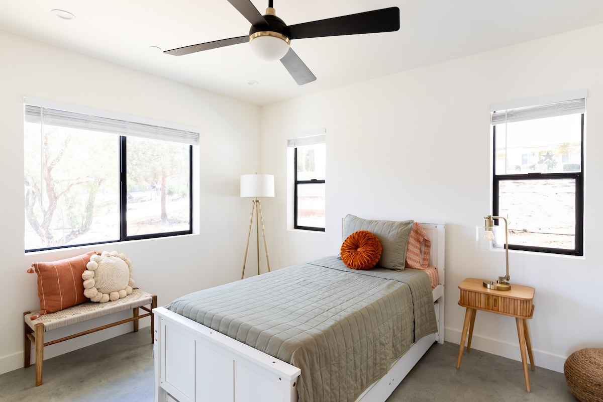 Chumba cha kulala cha pili kina kitanda cha pacha na pacha wa pili ambacho huteleza chini ili kuokoa nafasi. Pia kuna hifadhi nyingi kwenye kabati. 