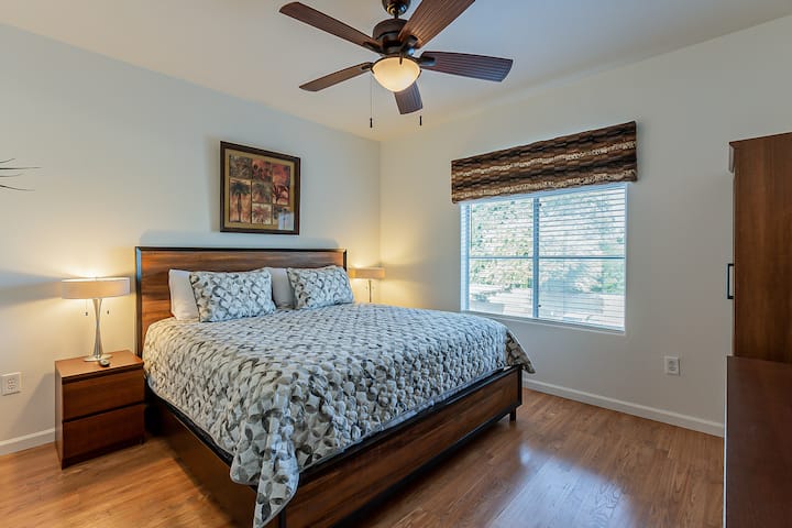 A king-size ágy és a prémium egyiptomi fehér pamut ágynemű segít, hogy az alvásod rendkívül kényelmes legyen. Élvezd az intelligens dugókat az otthonodban az összes elektronikus eszközödhöz, és megkönnyítsd az eszközök töltését.