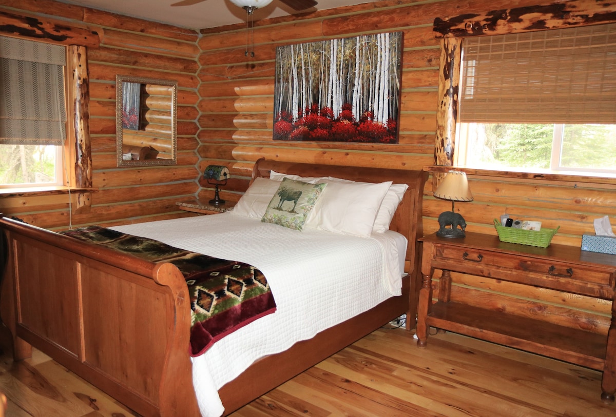 Chumba cha kulala cha Master kilicho na kitanda cha kulala cha ukubwa wa malkia