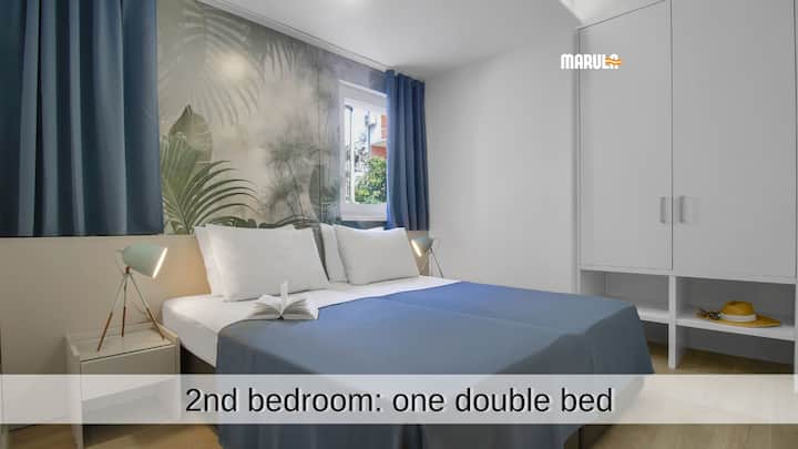 Თანამედროვე საძინებელი კომფორტული ტყუპი საწოლებით, რომელთა გამოყენებაც შესაძლებელია ცალ-ცალკე ან ორადგილიან საწოლად