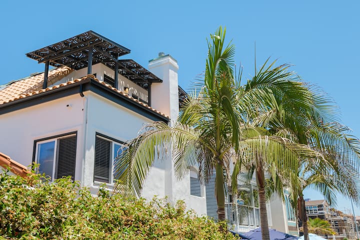 Beachy Keen Townhome on Jersey Crt! Steps to Sand