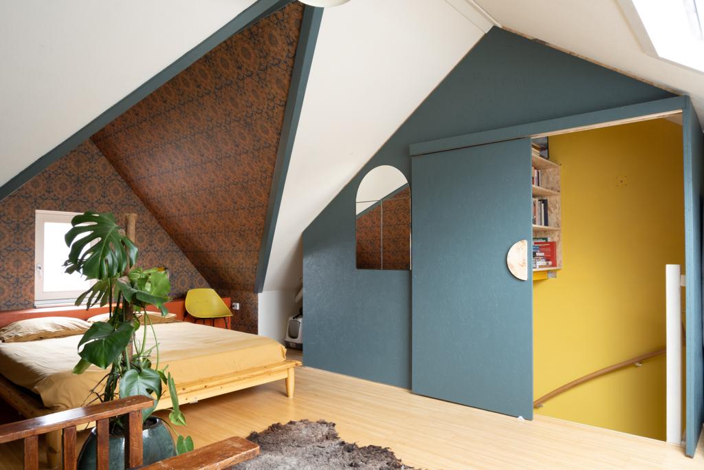 V podkroví je hlavná spálňa. 