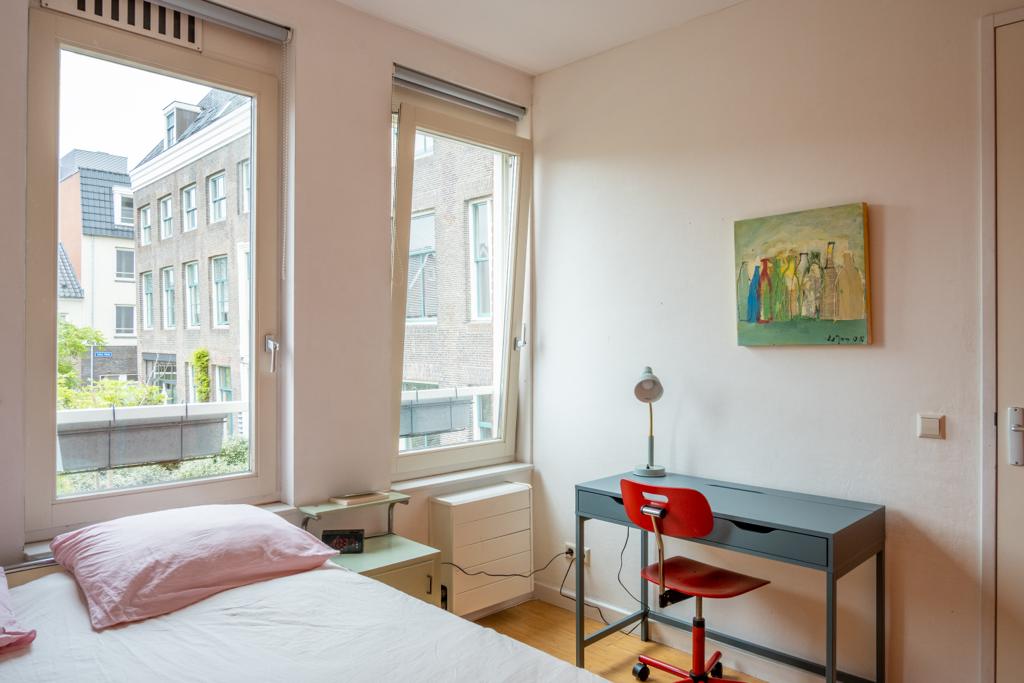 Spálňa vedľa kúpeľne. Na štvorcovej strane. 