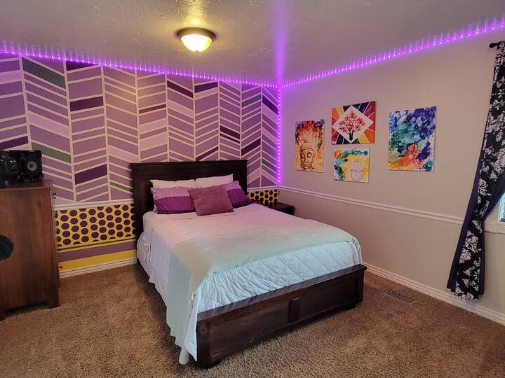 מיטת קווין סייז בחדר השינה.