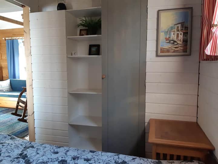 חדר שינה, מיטה זוגית. חדר עם דלת הזזה