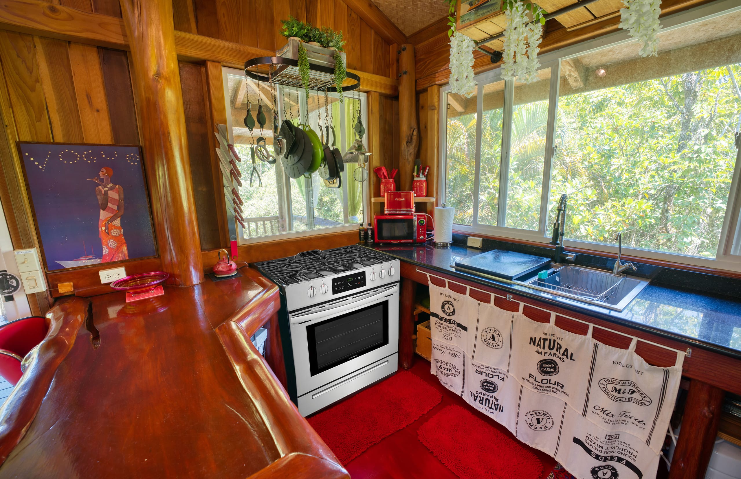 Cabin in Hawaiian Paradise Park · ★4.85 · 3 bedrooms · 4 beds · 1.5 private baths - Image 7