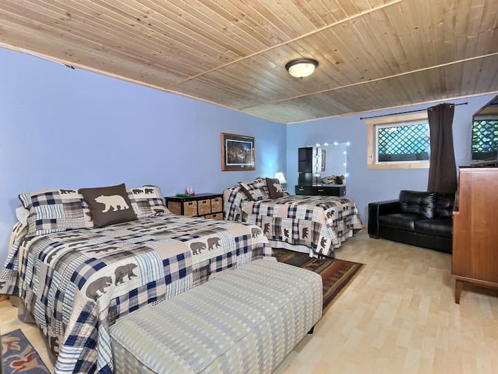 Dormitorio en el nivel inferior con 2 camas tamaño queen