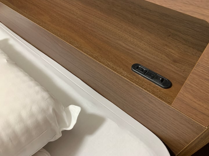 Საწოლის დაფა სრულად აღჭურვილია პორტატული გაყვანილობით