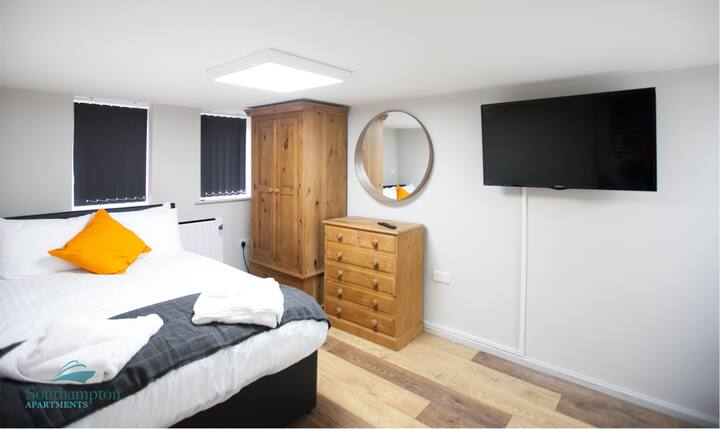 Superbly comfortable beds, modern living room and a fully equipped kitchen. Welcome to your next Southampton stay