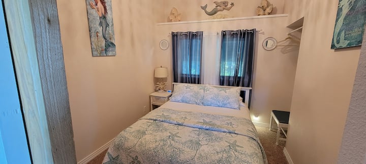 Bedroom 2 - Queen Bed - The  Mermaid Room 