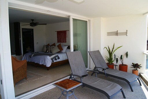 วิวสวยจากห้องนอนใหญ่ไปยังระเบียงและสิ่งอำนวยความสะดวก