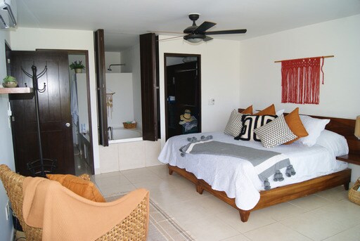 ห้องนอนใหญ่เตียงขนาดคิงไซส์พร้อมอ่างอาบน้ำและห้องน้ำเต็มรูปแบบ