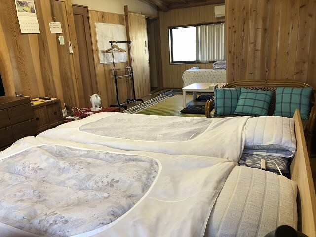 Ხელმისაწვდომია ინტერნეტი, Wi-Fi, ტელევიზორი, სათამაშო კომპლექტი