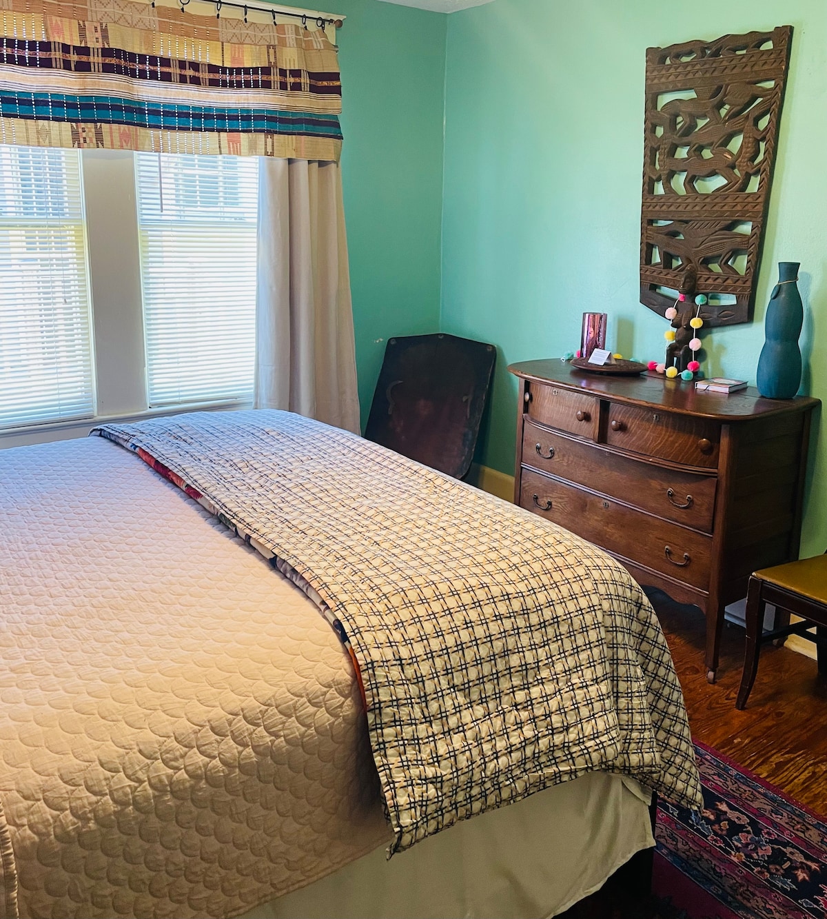 走廊左侧的卧室 