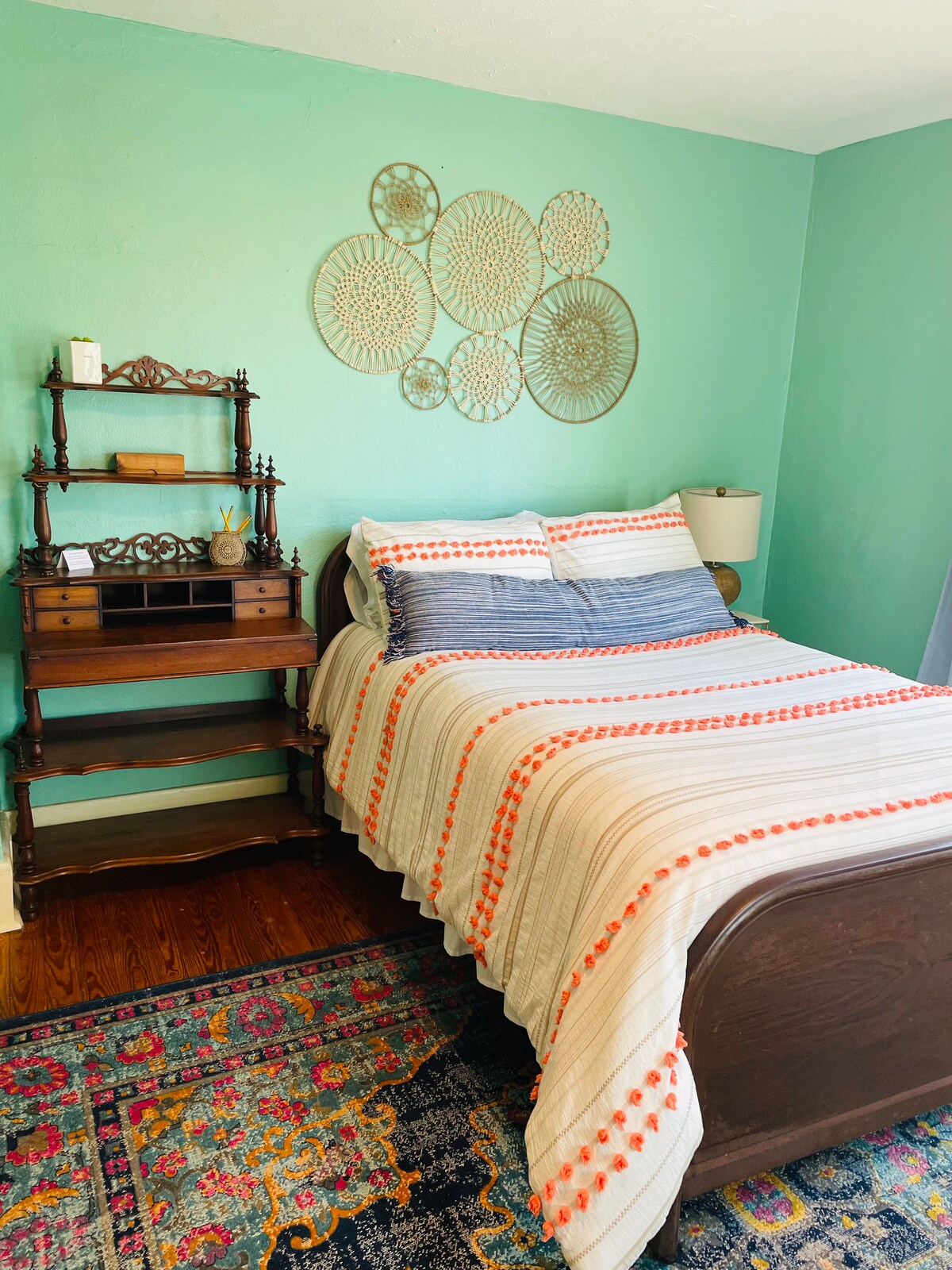 走廊右侧的卧室