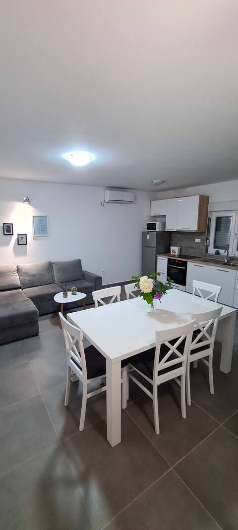 Popular Airbnb listing: Country suite Latinka in Poljica Brig