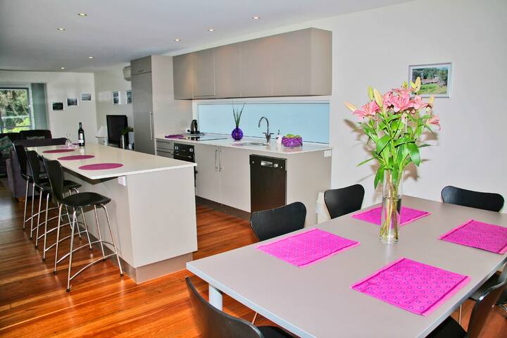 Cerulean Blue Combo 5 bedroom close to beach cafe