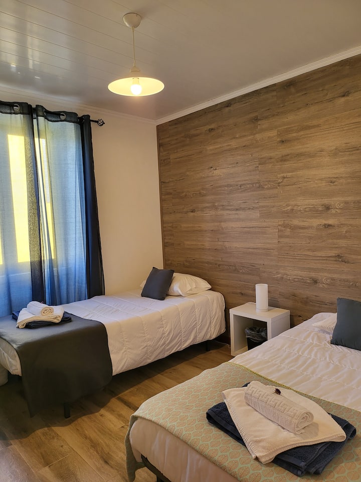 غرفة النوم 1، مع سريرين مفردين (الطابق 0)