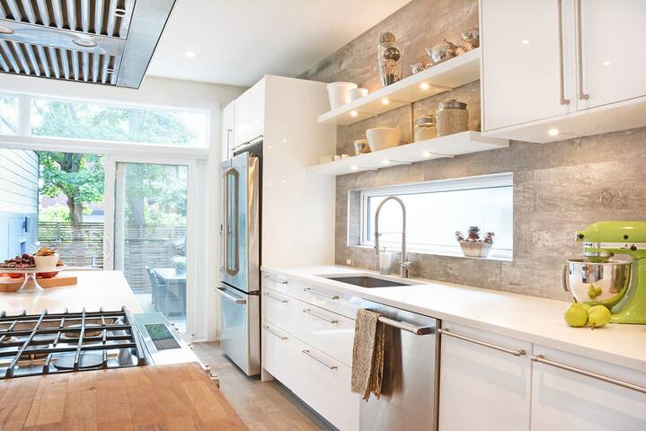 ★ Beautiful, modern, Glebe Home with Garage★ gallery image 5