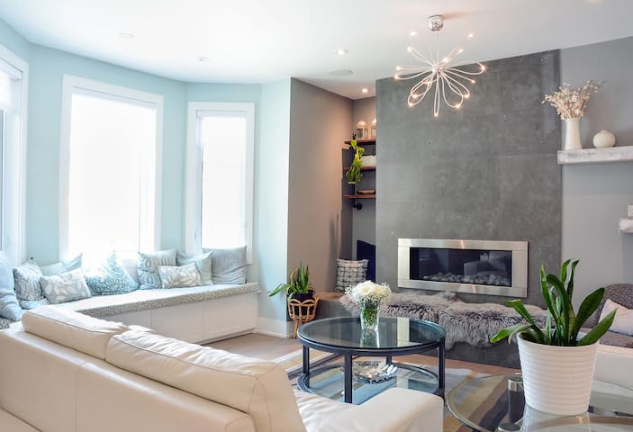 ★ Beautiful, modern, Glebe Home with Garage★