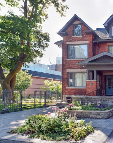 ★ Beautiful, modern, Glebe Home with Garage★ gallery image 2