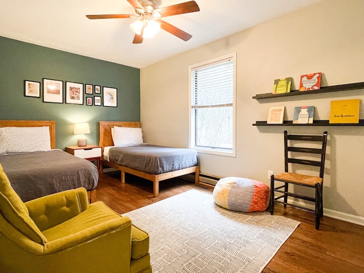 Chumba cha wageni kilicho na vitanda pacha vya kawaida.  Moja kwa moja kwenye ukumbi kutoka kwenye chumba cha kulala cha bwana unaofaa kwa watoto, lakini umewekwa kwa watu wazima sawa.