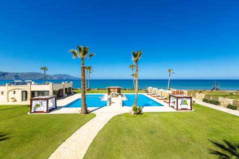 Beachfront Villa with 250m2 pool near amenities