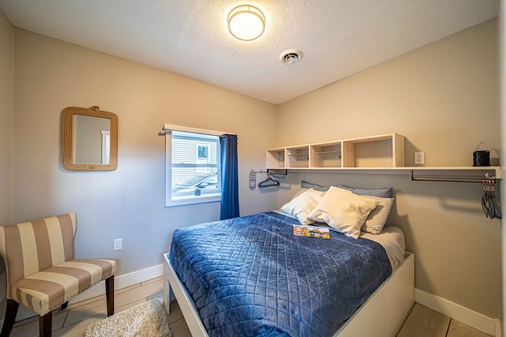 מיטה נוחה שמבטיחה שינה לילית מדהימה. 