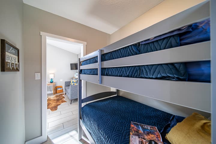 חדר שינה עם שתי מיטות קומתיים. 