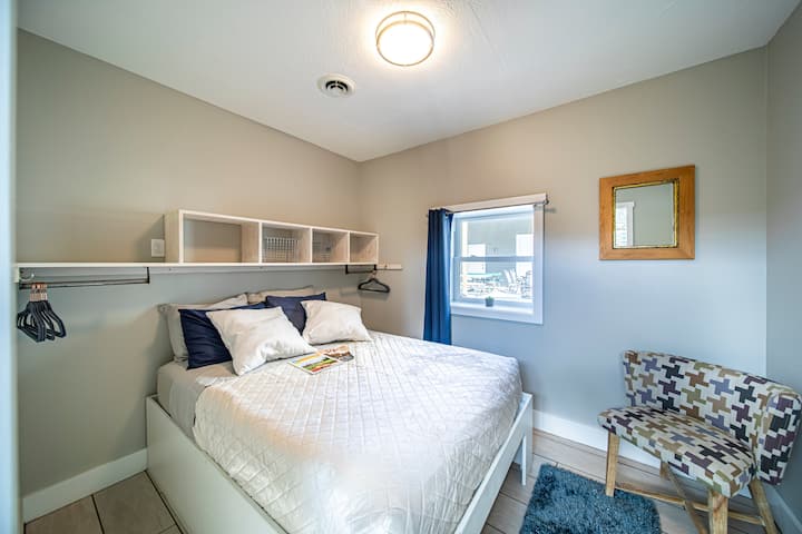 מיטה נוחה שמבטיחה שינה לילית מדהימה. 