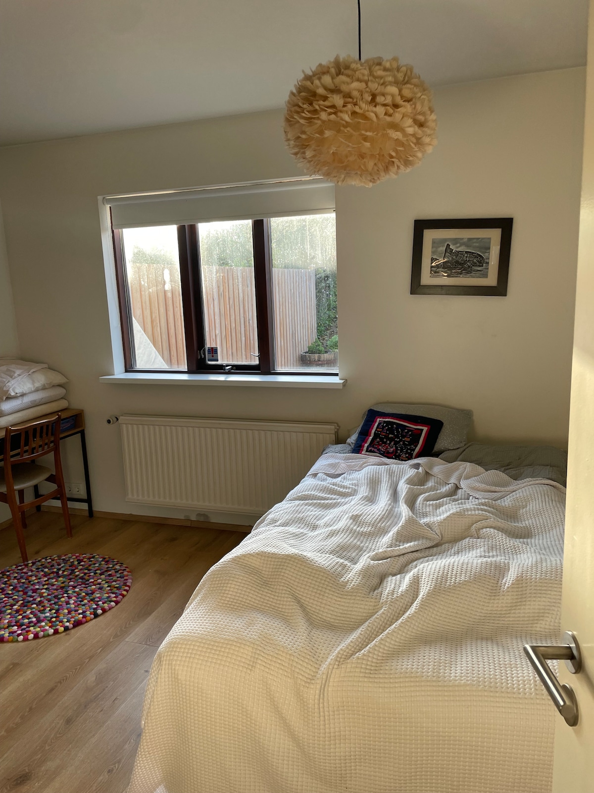 Druhá spálňa na 1. poschodí. 120 cm široká posteľ