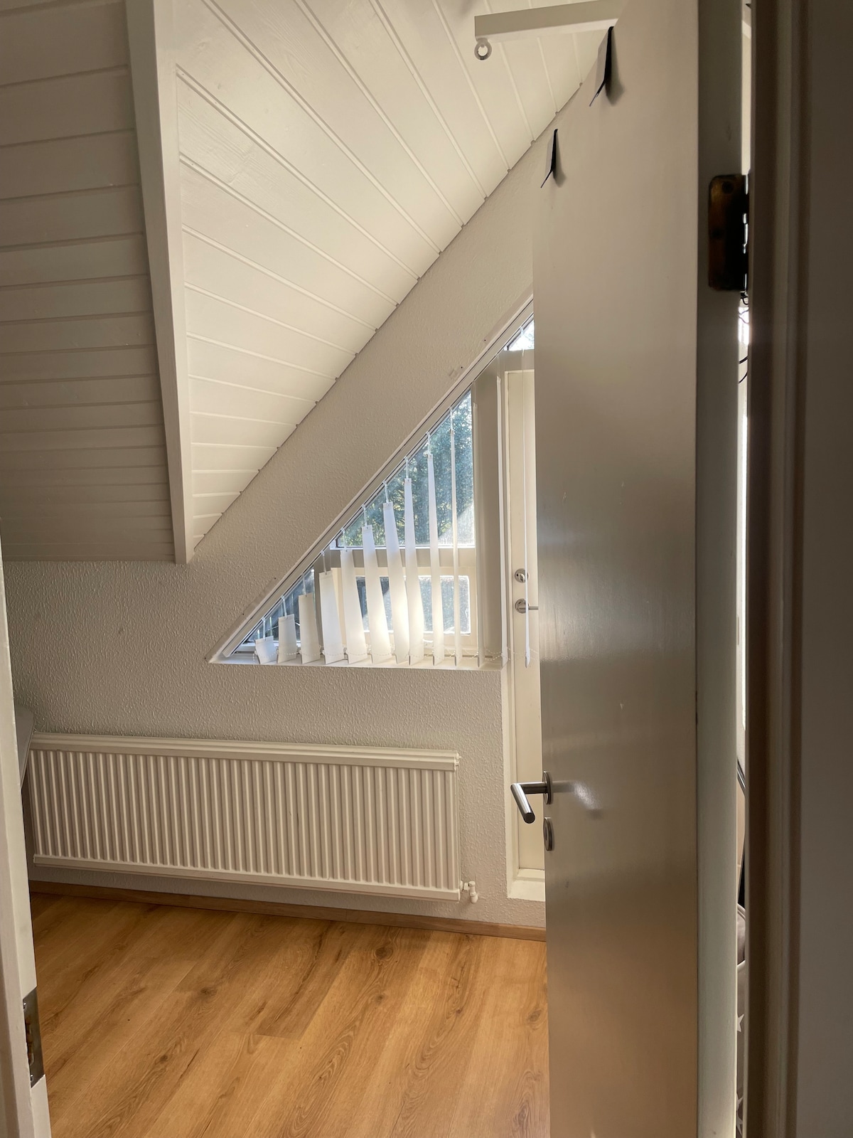 3. spálňa na 3. poschodí. 90 cm široká posteľ a pod ňou ďalší rozkladací 90 cm široký