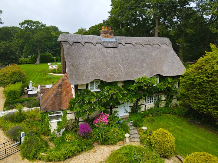 The Thatched Cottage, Passford Farm, Lymington . Houses for Rent in Lymington, United Kingdom