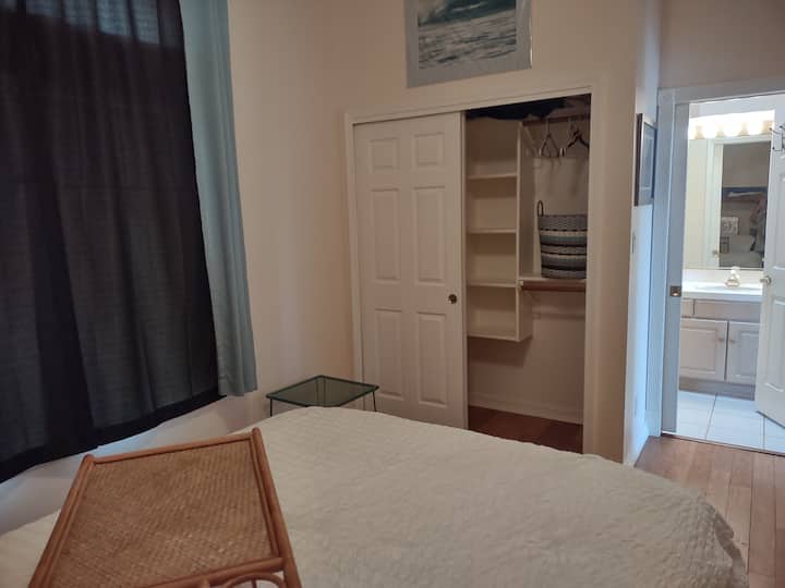 Druhá spálňa, ktorú nazývame plážová izba. Dvere sú prepojené s kúpeľňou - takže je možné zamknúť dvere spálne aj kúpeľne do haly pre úplné súkromie a priamy prístup do kúpeľne.