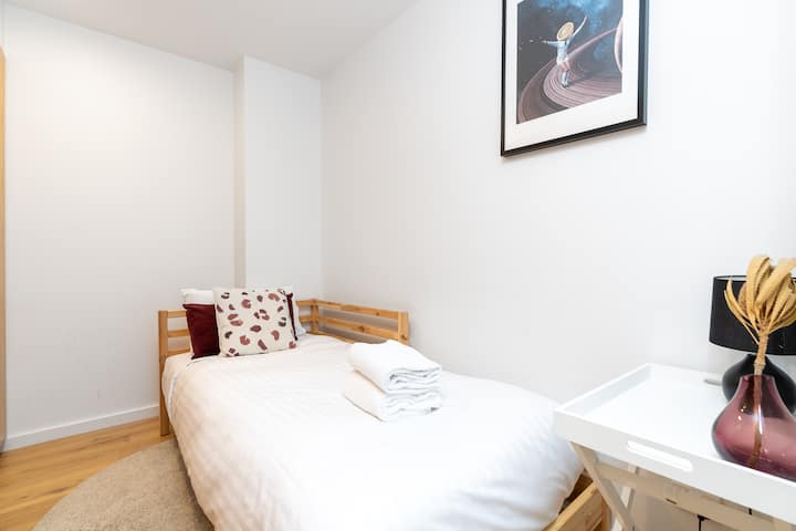 Užite si útulnú a pohodlnú samostatnú posteľ s profesionálnou vypranou posteľnou bielizňou.