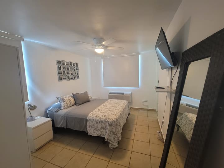 غرفة نوم رئيسية. سرير بحجم كوين ، حمام داخلي مكون من 4 قطع ، مكيف هواء ، مروحة سقف ، نافذتان للنسيم المتقاطع الممتاز والحفاظ على البرد.  