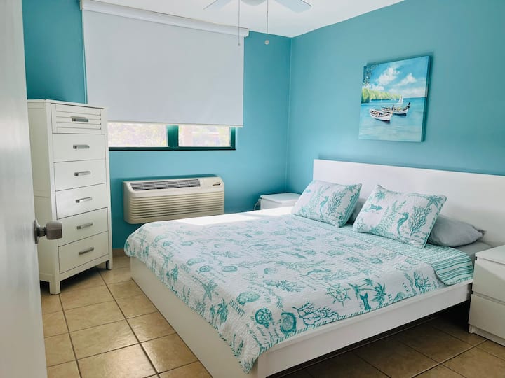 غرفة شاطئية:  تتميز بسرير كبير الحجم وتكييف هواء وخزانة كبيرة ومروحة سقف ونافذتين للحصول على نسيم متقاطع ممتاز.   