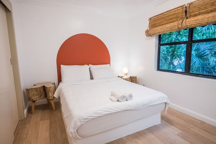 Მთავარ საძინებელში დგას საწოლი 152 × 203 სმ და სააბაზანო