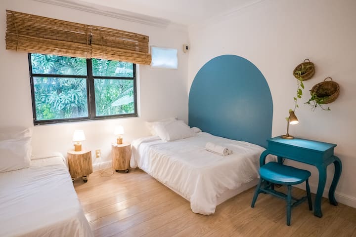 Ორადგილიან ნომერში დგას ორი ორადგილიანი საწოლი, რომელიც ერგება 2 სტუმარს, სამკითხველო სკამს და პატარა სამუშაო სივრცეს