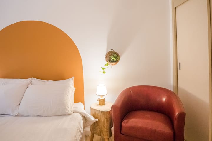 Ჰილსაიდის ბუდეში მდებარე სამი საძინებლიდან ყველაზე პატარა, შუა ოთახში დგას დედოფლის ზომის საწოლი და კომფორტული სამკითხველო სკამი