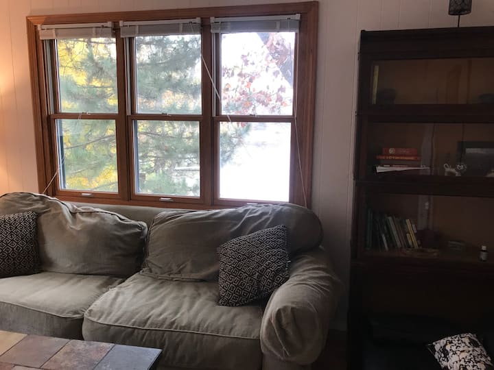 סלון בקומה העליונה, ספה גדולה וטלוויזיה קטנה לצפייה בסטרימינג אישי (NetFlix ‏, Amazon Prime וכו ').) הכבלים לא זמינים.