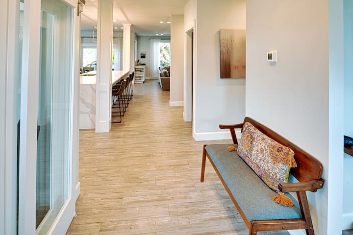 Alberta Arts Retreat with 4 bedrooms/3.5 baths