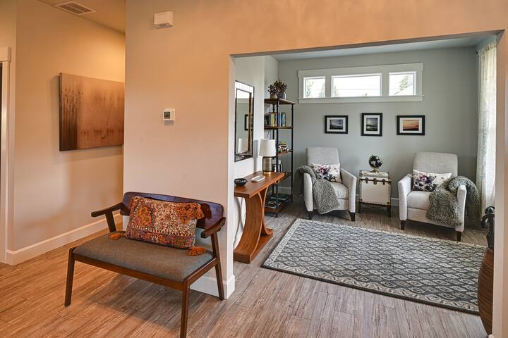 Alberta Arts Retreat with 4 bedrooms/3.5 baths gallery image 2