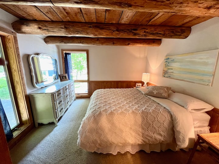 Dormitorio en el piso principal con cama tamaño Queen y vestidor.