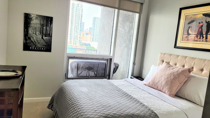 غرفة نوم رقم2. مواجهة للغرب، مواجهة للشرفة. سرير مريح. خزانة ذات حجم جيد مع بعض الأرفف الإضافية الموضحة في الصورة