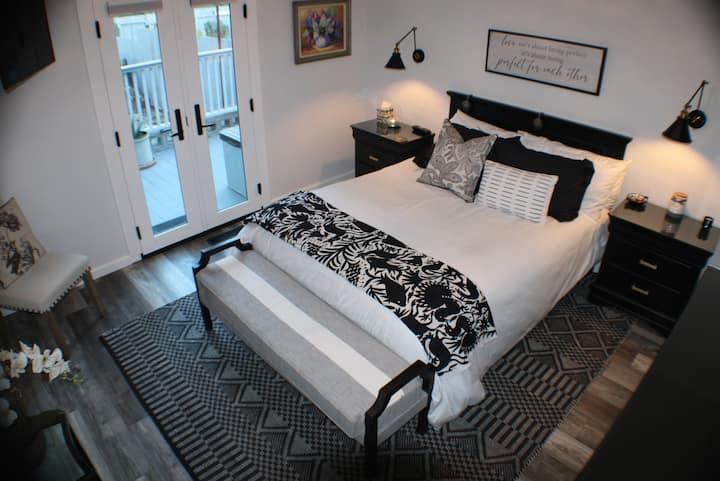 主卧配有双法式门，可通往热水浴缸。