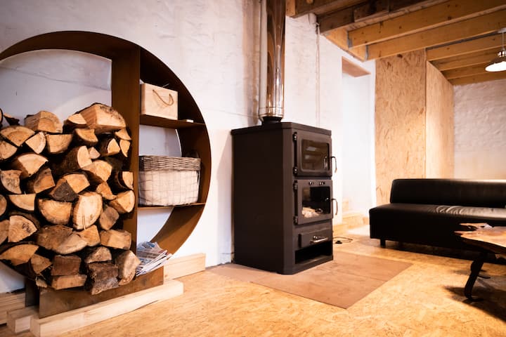 И двајцата имаат шпорет на дрва за готвење.